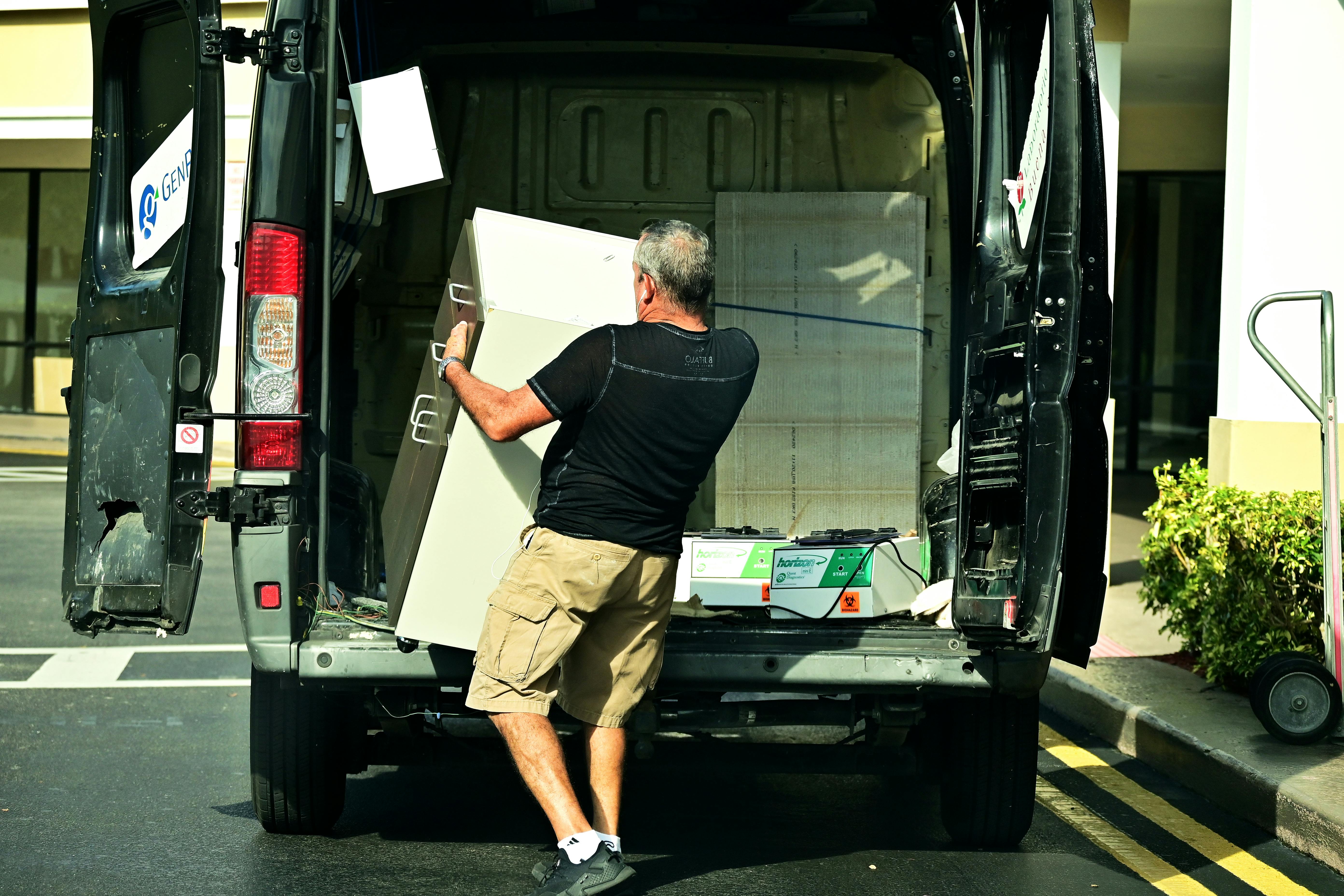 Lieferung großer Einzelstücke ohne Speditionsvertrag – so lösen Shops das Logistikproblem